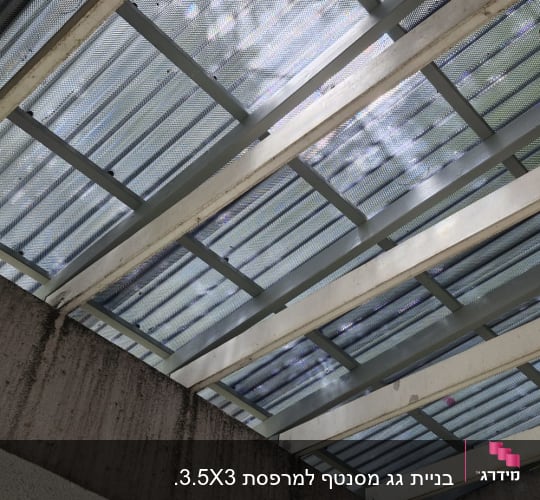 גג מתכת עם קורות עץ ותאורה